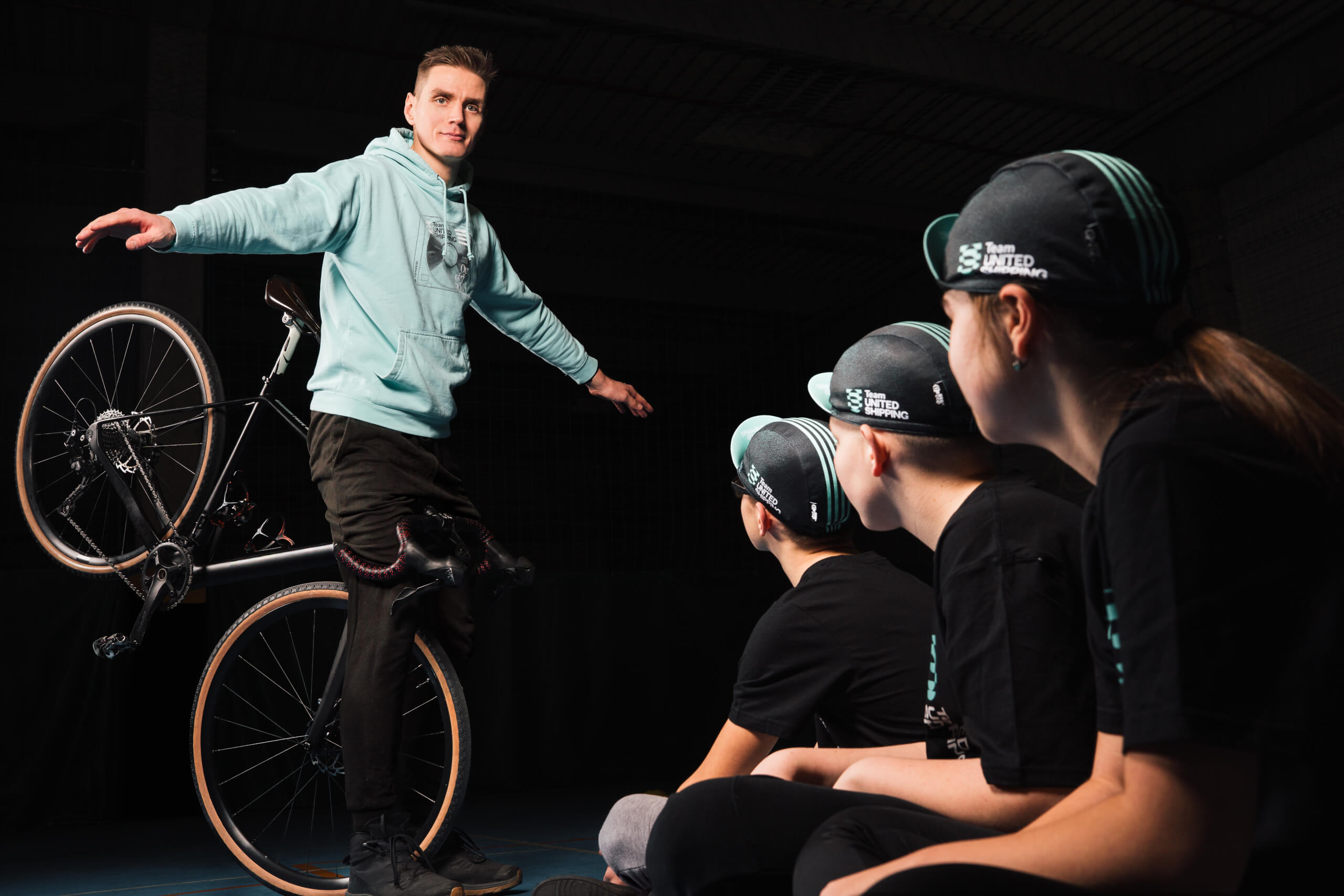 Pelikán János prezentál gyerekeknek a Team United Shipping nyári bringatáborban