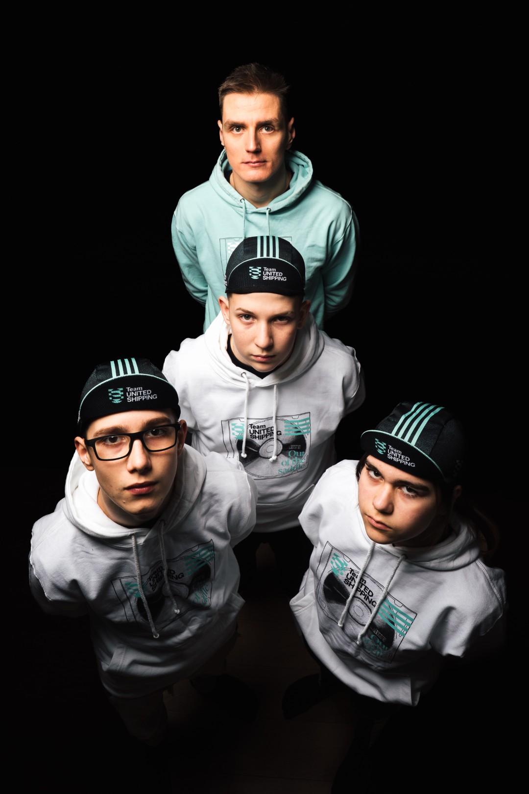 Pelikán János három komolyan néző gyerekkel